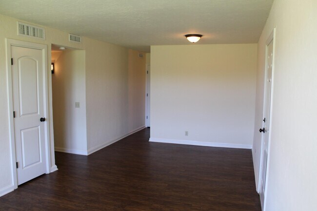 Building Photo - 801 N Willie L Miner Ave