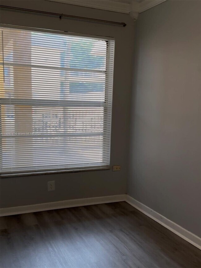 Foto del edificio - 6840 Pembroke Rd