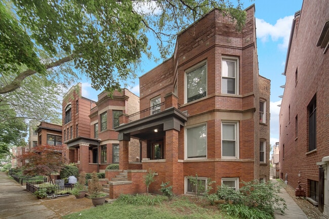 Building Photo - 1240 W Cornelia Ave