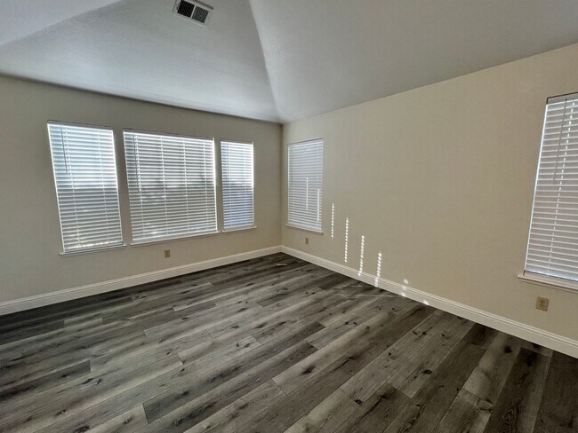 Building Photo - Single story single family home in excelle...