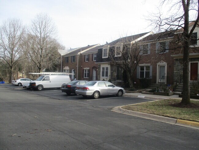 Building Photo - Beautiful 4 BR/2 BA Townhome in Silver Spr...