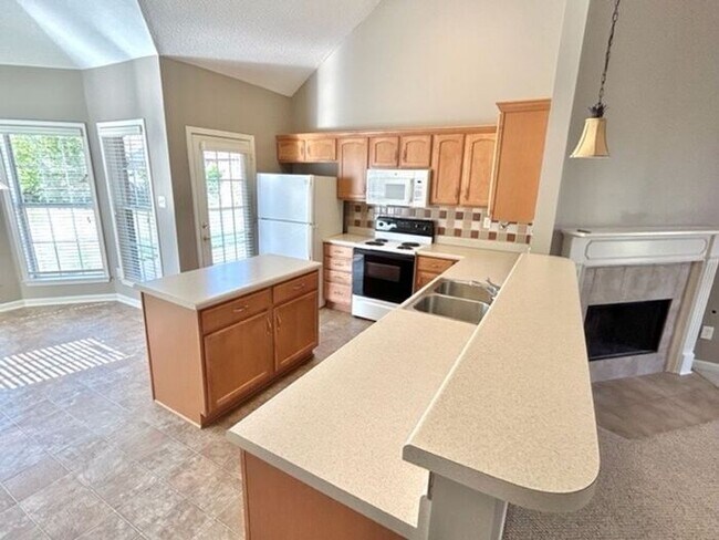 Building Photo - Now leasing a spacious 3 bedroom 2 bath ho...