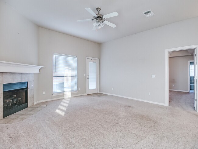 Building Photo - 4 Bedrooms/2 Baths/3Car - Deer Creek Schools - Gated Community of North Roselake Villas