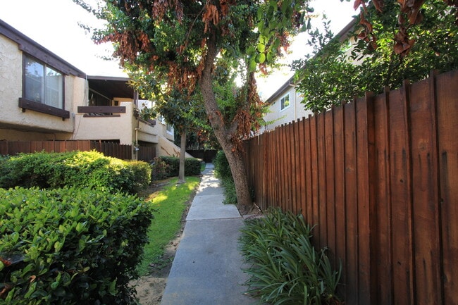 Foto del edificio - 3bedroom/ 2bathroom Condo with 2 garage parking