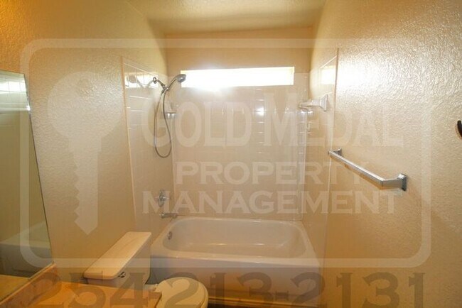 Building Photo - Cozy 3-bed, 2-bath fourplex now available for rent! - Don't miss out!