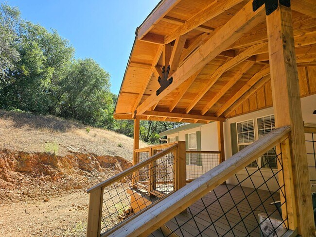 Building Photo - Private Living Close to Town