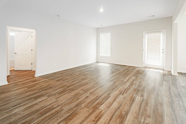 Foto del edificio - 421 Midland Pnes Dr