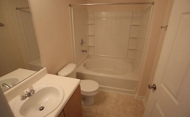 Building Photo - 6101 Fairington Village Dr