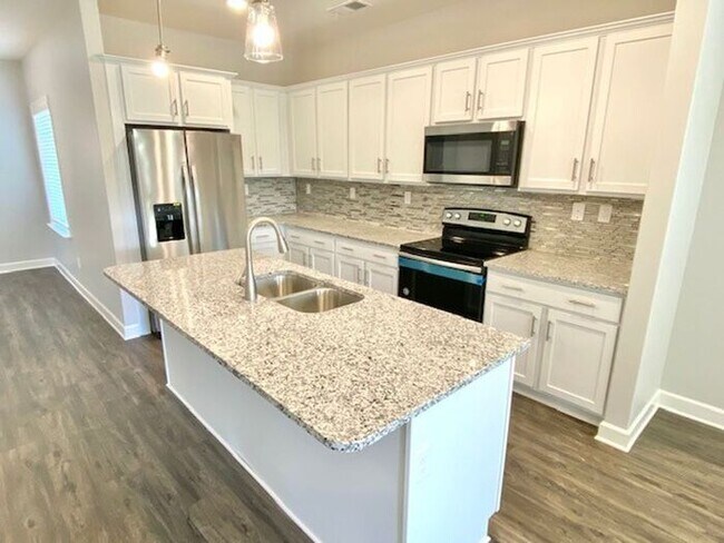 Foto del edificio - Now Leasing a 4-Bedroom 3 Bath Home In Som...