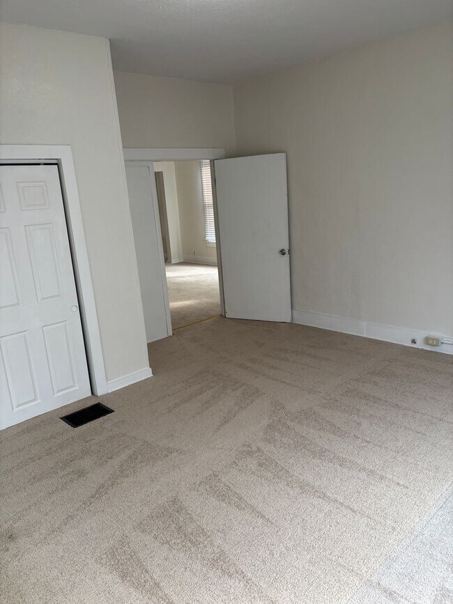 Building Photo - 1406 W Main St