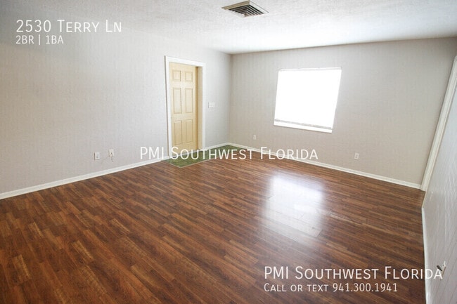 Foto del edificio - 2530 Terry Ln