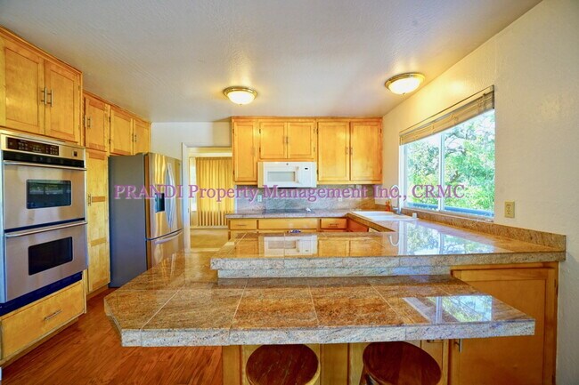 Foto del edificio - Private and Spacious Novato Home with 3 Ca...