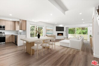 Building Photo - 2449 Beachwood Dr