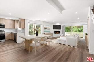 Building Photo - 2449 Beachwood Dr