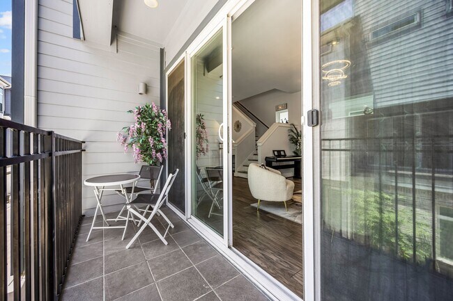 Foto del edificio - 5815 Fairdale Ln