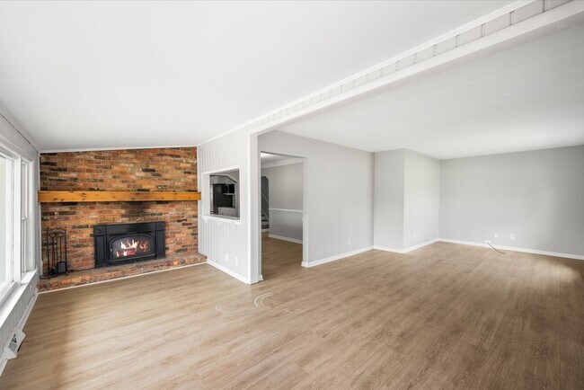 Building Photo - Beautifully updated home
