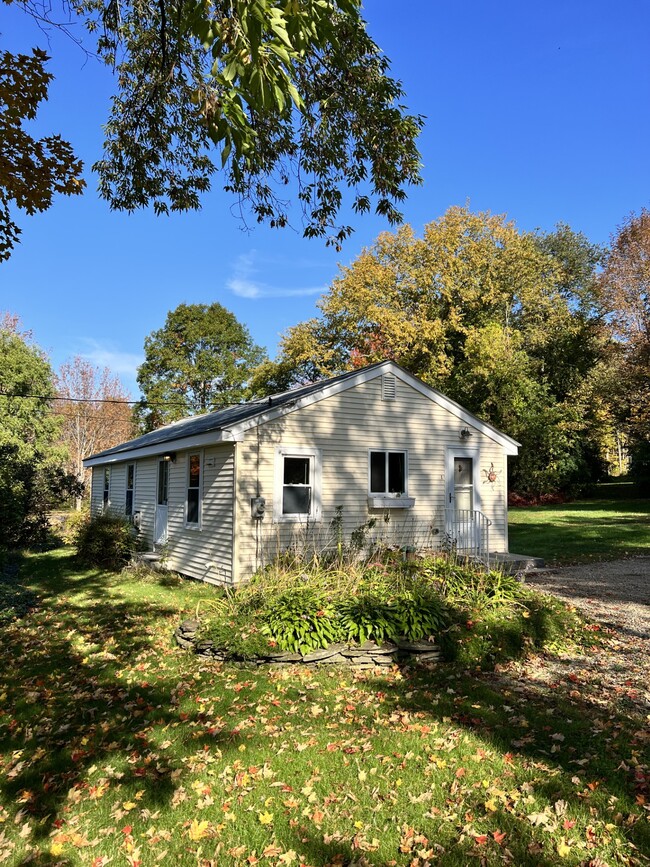 Building Photo - 9 Pebble Ln