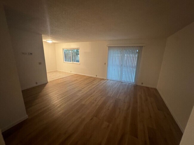 Foto del edificio - 1422 Drake Dr