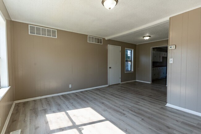 Foto del edificio - Charming 3-Bedroom Home with Spacious Room...