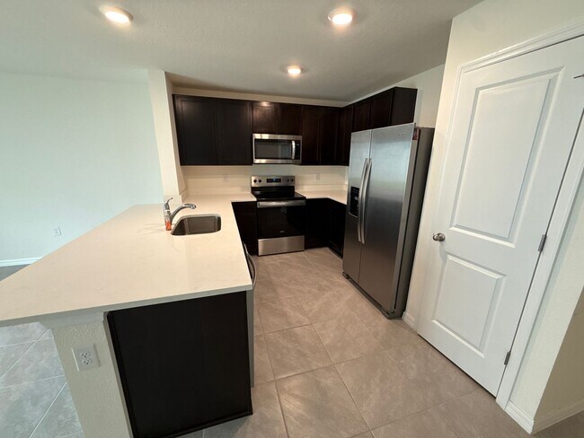 Foto del edificio - Beautiful Townhome Community Close to Everything!!