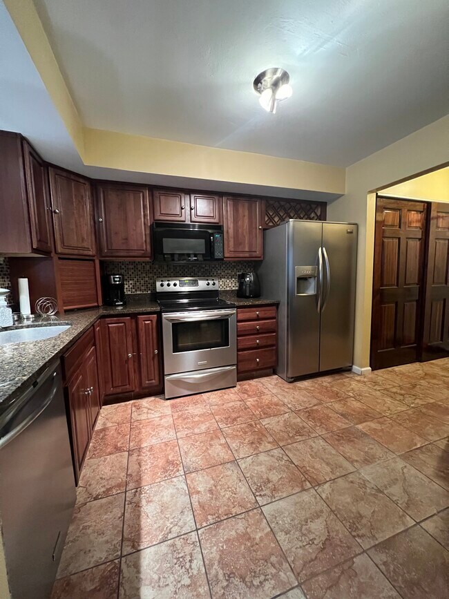 Kitchen - 39 Grant Hill Ct