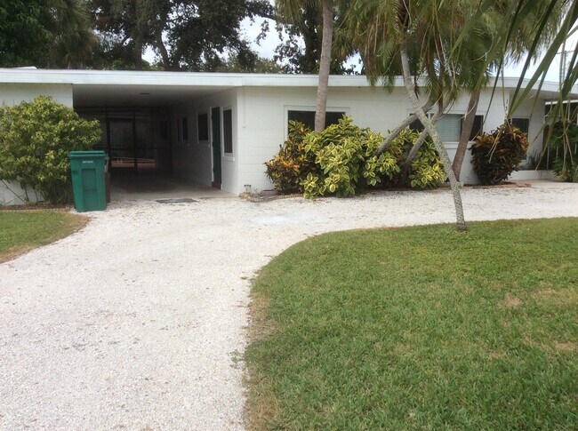 Building Photo - 1339 Royal Palm Dr S