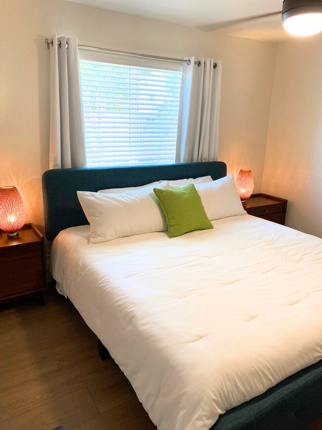 Cama principal: cama king size, 2 mesitas de noche con puertos USB, persianas de madera blackout, cortinas oscurecedoras. - 1795 W 28th St