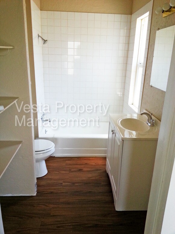 Building Photo - Cute Victorian 1 Bed Apartment