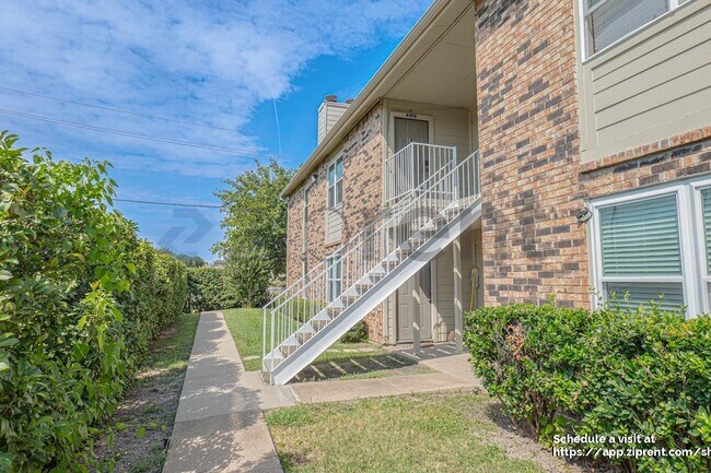 Foto del edificio - 2200 E Trinity Mls Rd