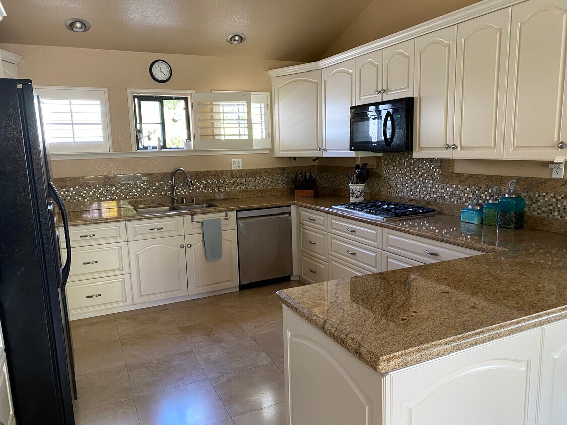 Lovely Kitchen - 3648 Azure Cir
