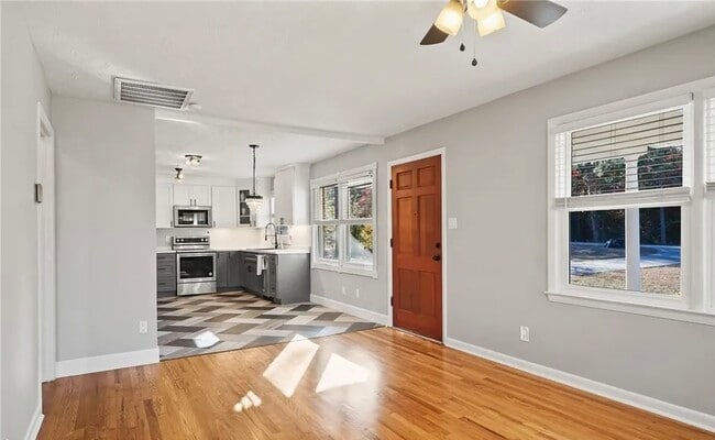 Building Photo - 2529 Sycamore St