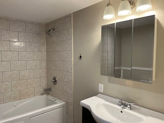 Foto del edificio - Electricity included!  3 Bedroom Home with...