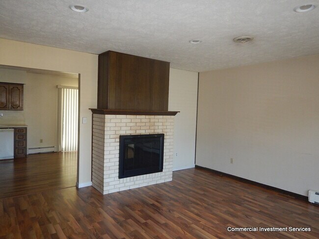 Building Photo - 202 S Baytree Ave