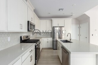 Building Photo - 680 E Ginko Ave