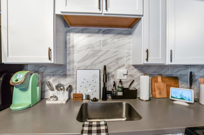 Foto del edificio - 2437 Atwood Ave