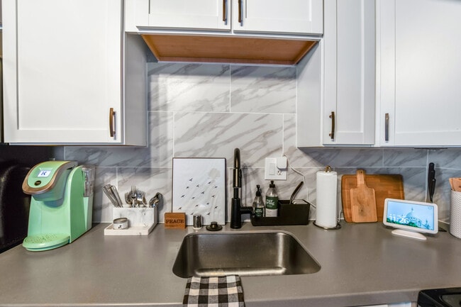 Building Photo - 2437 Atwood Ave