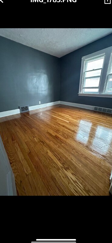 Foto del edificio - 1321 E 188th St