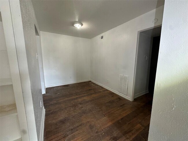 Building Photo - 5625 Antoine Dr