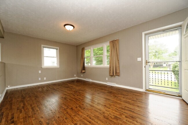 Building Photo - 4 Bedroom / 2 Bath Home Available Now!