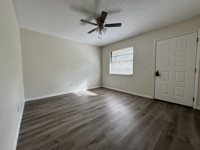 Building Photo - 2901 Bay View Dr