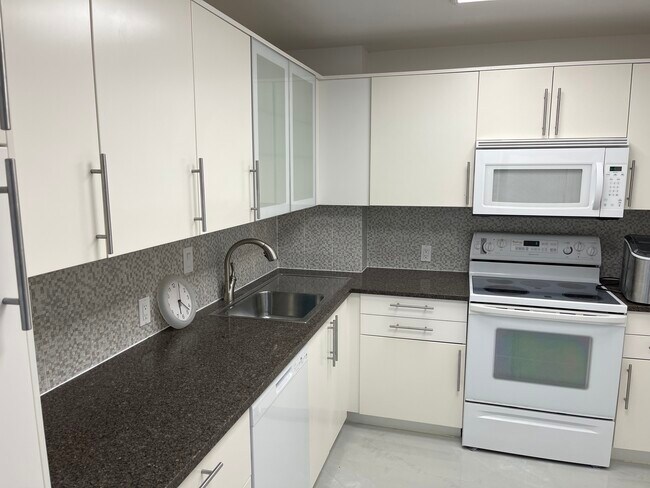 Foto del edificio - 100 Bayview Dr