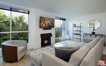 Building Photo - 927 Kings Rd