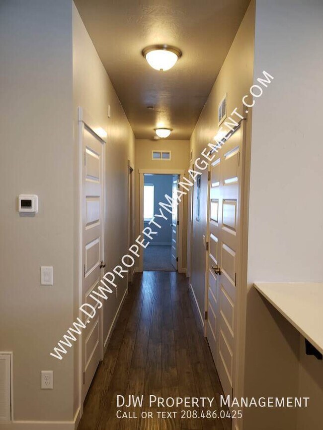 Foto del edificio - 324 E 3rd St