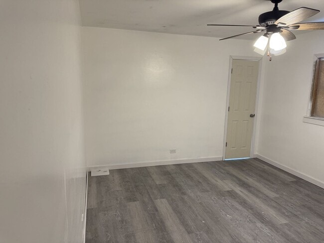 Building Photo - 1104 E 156th Pl