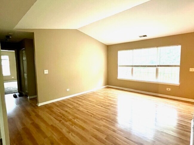 Foto del edificio - 1303 N Red Oak Cir