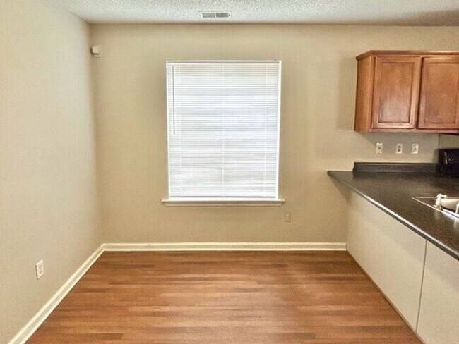 Building Photo - Cordova 3 Bedroom 2 Bath Home Availalbe Ma...