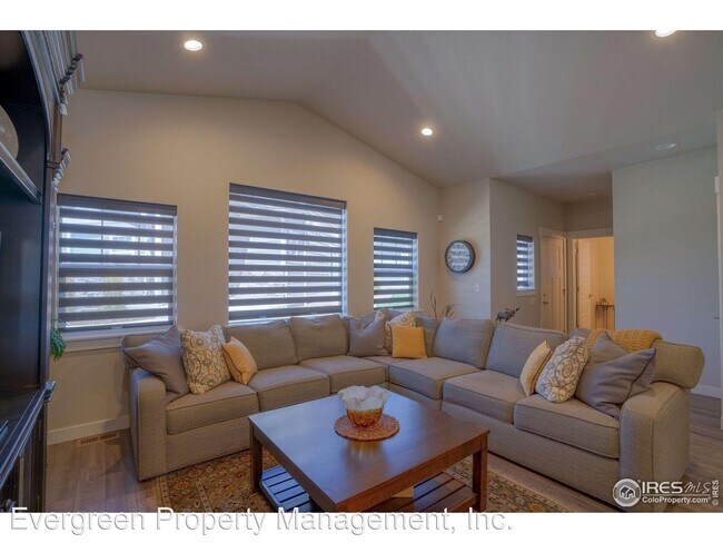 Building Photo - 3 br, 3.5 bath House - 294 E Chestnut St 1