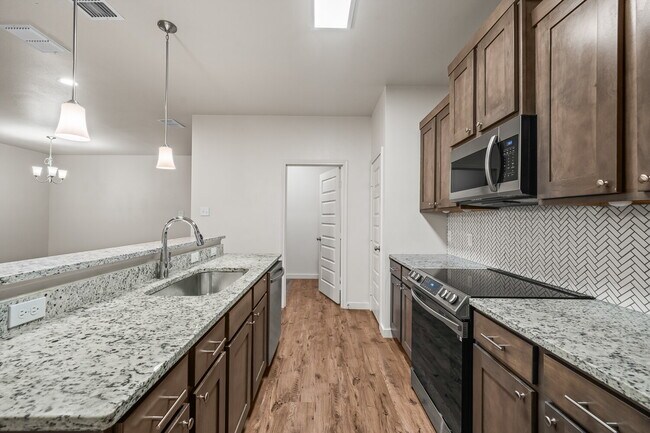 Foto del edificio - Beautiful Townhome Located South of Town N...