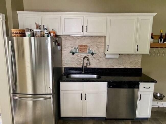 Foto del edificio - Spacious and Updated 2 Bd 1 Bath In Dedham...