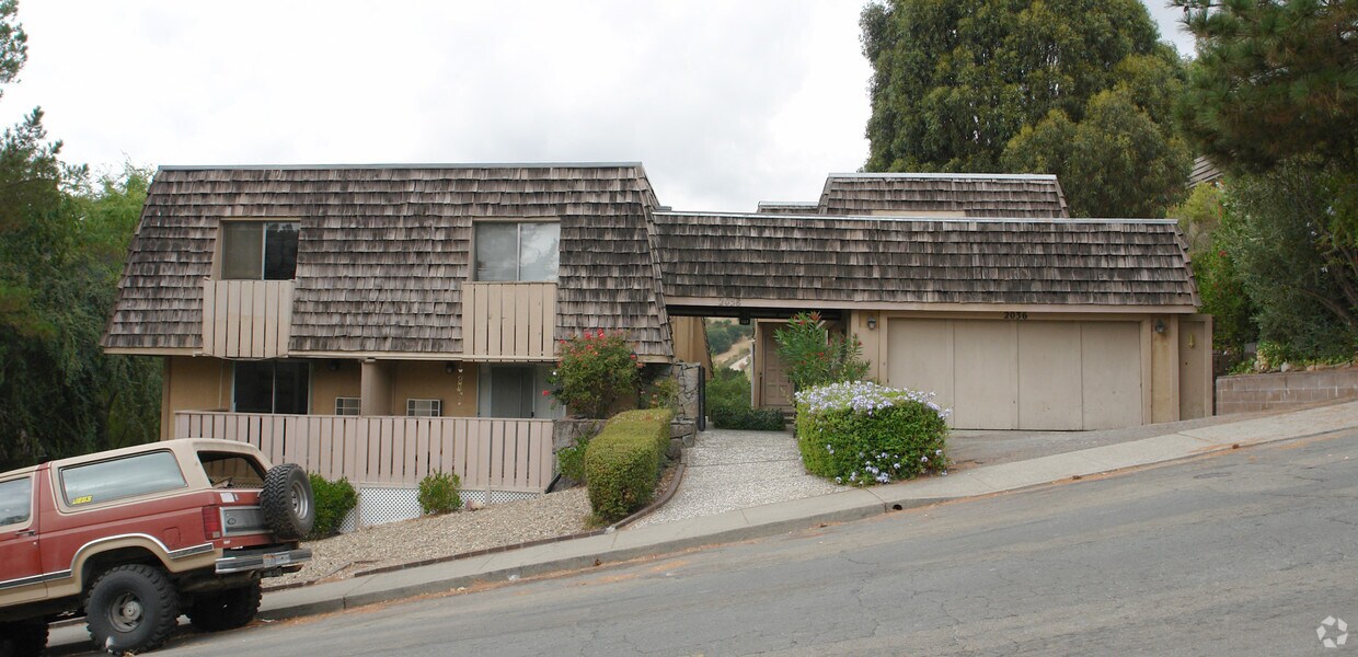 Building Photo - 2038 Ascot Dr